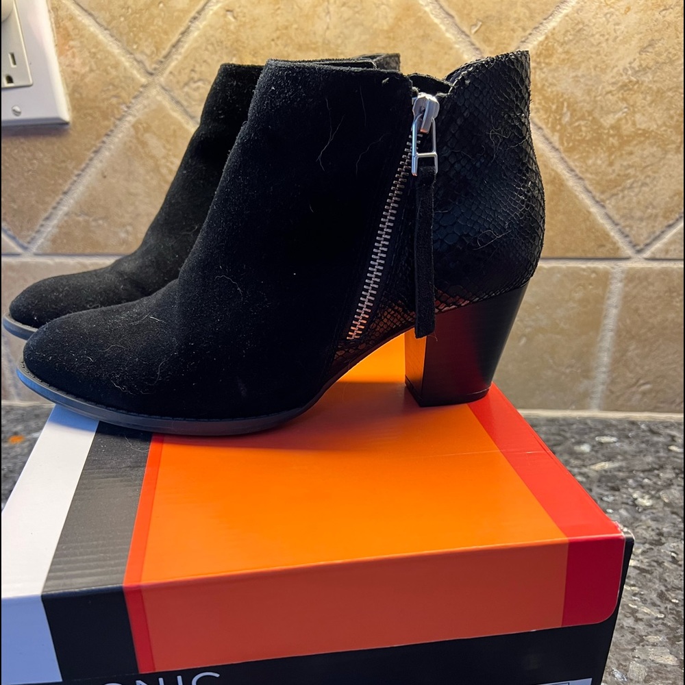 Vionic black Anne boots